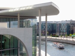 Fotografie: Marie-Elisabeth-Lüders-Haus , im Hintergrund die Spree