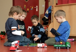 Vier Jungen aus dem Kindergarten Spielhaus in Frankfurt (Oder) beim spielen
