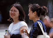 Hao Chunyu und Shi Tingting aus China besuchen den Bundestag.