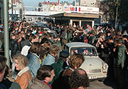 Bild: Trabant in einer Gasse von Menschen