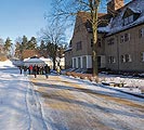 Bild: In der früheren Kommandantur des Lagers befinden sich heute Ausstellungsräume und das Archiv der Gedenkstätte