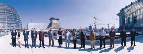 Die Ausschussmitglieder auf dem Dach des Reichstagsgebäudes (360-Grad-Foto)