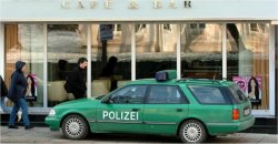 Ein Polizeifahrzeug steht vor einer Bar.