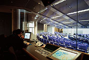 Bild: Blick aus dem Regieraum ins Plenum.