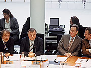 Bild: Erste Reihe von links nach rechts: Ausschusssekretär Martin Frey, Gerald Weiß, Vorsitzender des Ausschusses für Arbeit und Soziales und Bundesarbeitsminister Franz Müntefering.