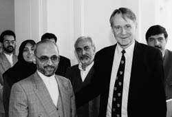 Mohsen Mirdamadi (links vorne) und Hans-Ulrich Klose.