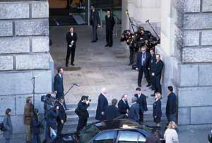 Begrüßung Annans durch Bundestagspräsident Wolfgang Thierse am Ostportal des Reichstagsgebäudes.