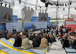 Bundestagpräsident Lammert eröffnet die Bundestagsarena