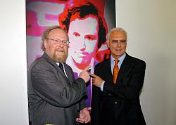 Bundestagsvizepräsident Thierse eröffnet im Marie-Elisabeth-Lüders-Haus mit Franz Beckenbauer die Ausstellung 'Kunst und Fußball im Deutschen Bundestag'.