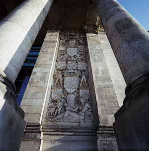 Das Foto auf Seite 90 der Ausgabe 1/2002 zeigt ein Detail des Flussreliefs am Westportal. Eine Reise nach Berlin hat Herr Hans-Ulrich Praus aus Bernkastel-Kues gewonnen.