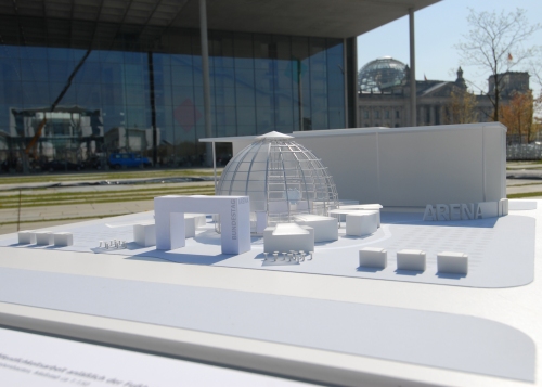Das Modell der Bundestagsarena vor dem Paul-Löbe-Haus