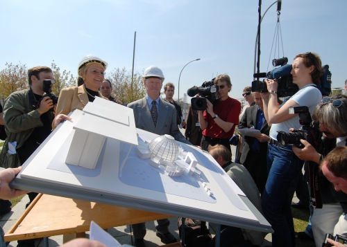 Vizepräsidentin Susanne Kastner und der Direktor beim Deutschen Bundestag Hans-Joachim Stelzl mit dem Modell der Bundestagsarena