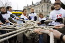 Bild: Den gordischen Knoten entwirren: Aktion anlässlich der Föderalismusreform vor dem Bundestag. 