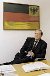 Günter Rexrodt in seinem Abgeordnetenbüro.