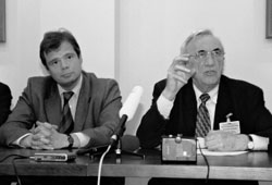 Der Vorsitzende des polnischen Sejm-Ausschusses für Europäische Integration, Tadeusz Mazowiecki (rechts), und sein deutscher Kollege Friedbert Pflüger.