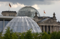 Foto: Kuppeldach der Bundestagsarena vor dem Paul-Löbe-Haus