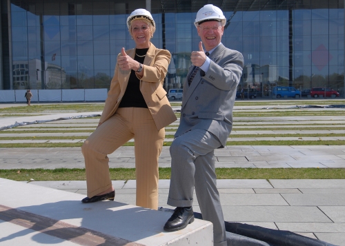 Vizepräsidentin Susanne Kastner und der Direktor beim Deutschen Bundestag Hans-Joachim Stelzl auf dem Betonfundament der Bundestagsarena