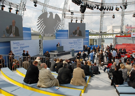 Bundestagspräsident Dr. Norbert Lammert hilft bei der Montage der Folienverkleidung der Bundestagsarena