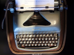 Foto: Alte Schreibmaschine mit eingespanntem Blatt Papier