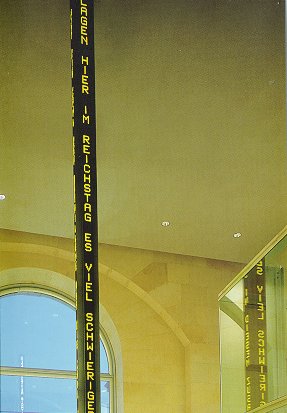 Leuchtstele mit Blick auf Fenster