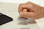 Bild: Hand mit Stempel: Finanzamt