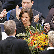 Bild: Katrin Göring-Eckardt mit einem Straus Blumen