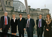 Bild: Ausschüsse: Der Vorsitzende des Finanzausschusses der Nationalversammlung Pierre Mehaignerie (links) beim Finanzausschuss des Bundestages.