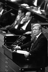 Bundeskanzler Helmut Schmidt begründet die Haltung der Regierung.