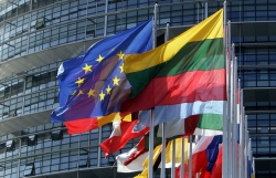 Die EU-Fahne und die der EU-Mitgliedsstaaten vor dem Europaparlament in Straßburg