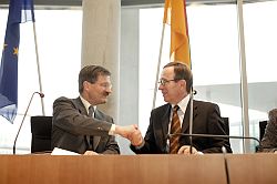 Bundestagvizepräsident Hermann Otto Solms und der Vorsitzende des Europaausschusses Matthias Wissmann bei der konstituierenden Sitzung