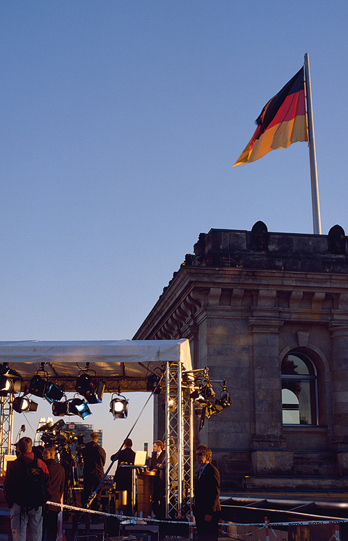 Sat1-Studio auf der Dachterasse des Reichstagsgebäudes am Wahlabend 2005.