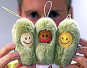 Bild: Drei Handpuppen mit Smileys deuten symbolisch die Hautfarben hell, dunkel und gelb an.