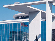 Bild: Turm des Reichstagsgebäudes spiegelt sich in der Fassade des Marie-Elisabeth-Lüders-Hauses