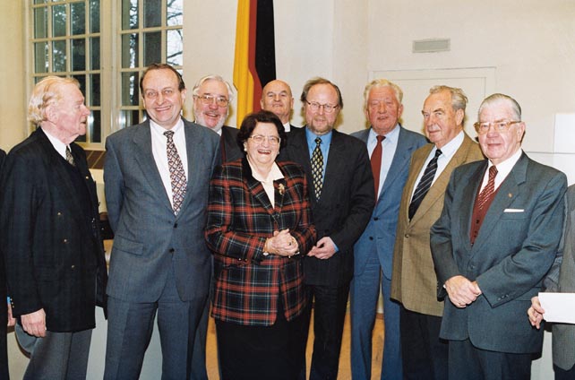 Gruppenfoto mit den Präsidenten (von links nach rechts): Dr. Stercken, J. Echternach, D. J. Cronenberg, A. Griesinger, Dr. H. Hammans, Bundestagspräsident W. Thierse, Dr. h.c. H. Becker, M. Schulze-Vorberg und Dr. H. J. Umland.