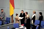 Bundestagsvizepräsidentin Anke Fuchs vereidigt Renate Künast.