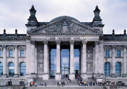 Das Hauptportal des Reichstagsgebäudes.