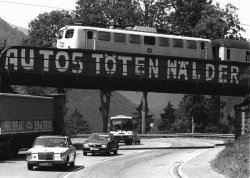Fotografie, 05.08.1984: Schriftzug "Autos töten Wälder" an einer Eisenbahnbrücke.