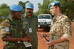 Sudan: Deutscher UN-Beobachter und UN-Beobachter aus Kenia bei der Befehlsausgabe zu einer Patrouillenfahrt