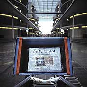 Bild: Eingeschweißtes Packet der Zeitung „Das Parlament”