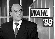 Bild: Der spätere PDS-Fraktionschef Gregor Gysi am Wahlabend 1998.