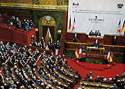 Bild: 40. Jahrestag des Elysée-Vertrages im Januar 2003: Erste gemeinsame Sitzung von Bundestag und Nationalversammlung in Paris.