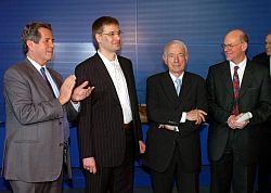 Präsident des Bundestages, Dr. Norbert Lammert, (re.), und der Präsident des Assemblée nationale, Jean-Louis Debré, (li.), Preisträger Martin Schieder, (2.v.li.), Deutschland, und Denis Goeldel (2.v.re.), Frankreich