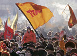 Demonstranten mit Fahnen