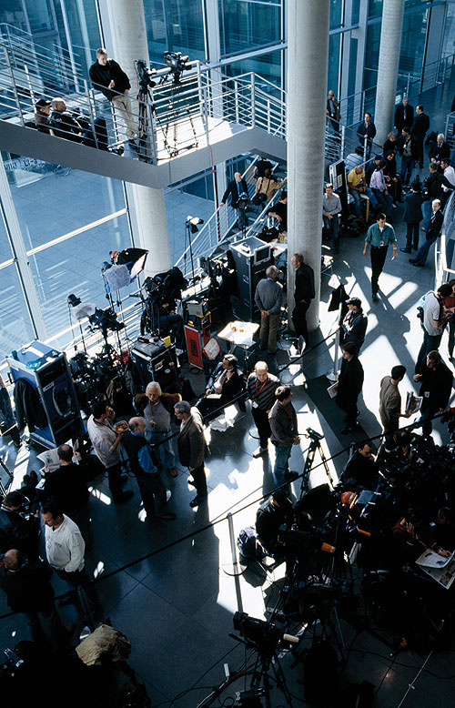 Wartende Journalisten vor einem Sitzungssaal im Marie-Elisabeth-Lüders-Haus.