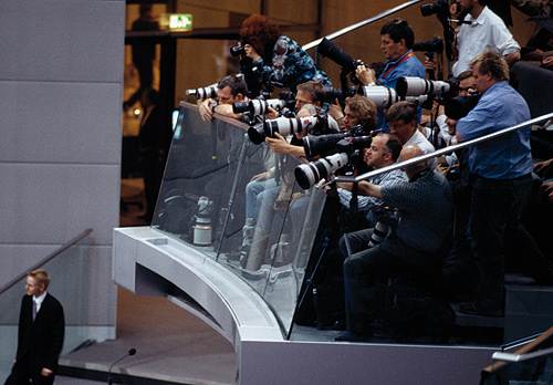 Fotografen auf der Pressetribüne des Reichstagsgebäudes.