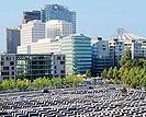 Bild: Blick auf die Hochhäuser am Potsdamer Platz, davor das Mahnmal für die ermordeten Juden Europas.