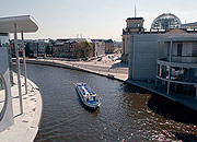 Bild: Blick von der Brücke zwischen Paul-Löbe-Haus und Marie-Elisabeth-Lüders-Haus auf die Spree.