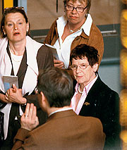 Bild: Rita Süssmuth bei einem Rundgang mit dem Kurator Anfang Mai 2006.