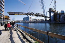 Brücke zwischen den Parlamentsbauten