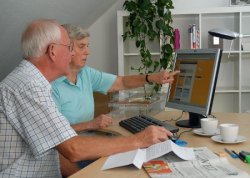 Rentner arbeiten an einem PC